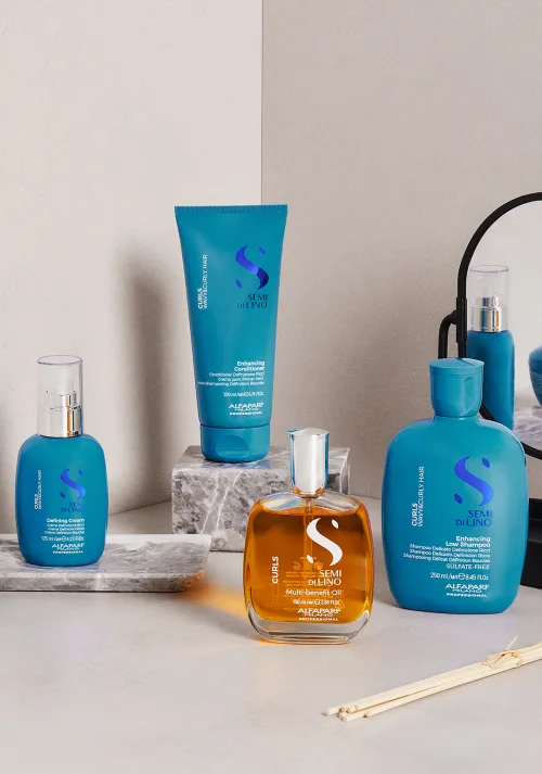 Линия Semi di Lino CURLS  улучшает текстуру волн и кудрей, увлажняет волосы и придает им красивый вид.